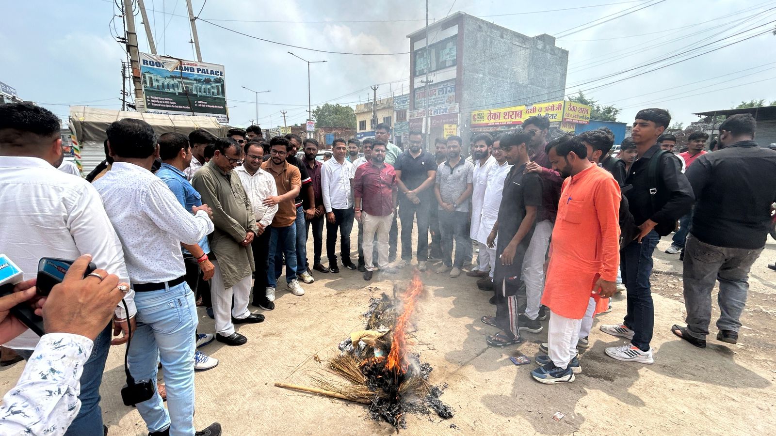 BJP's strong protest in Hansi against Congress's indecent comment - expressed anger by burning effigy.